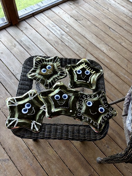 Five finished star puppets with googly eyes and glitter